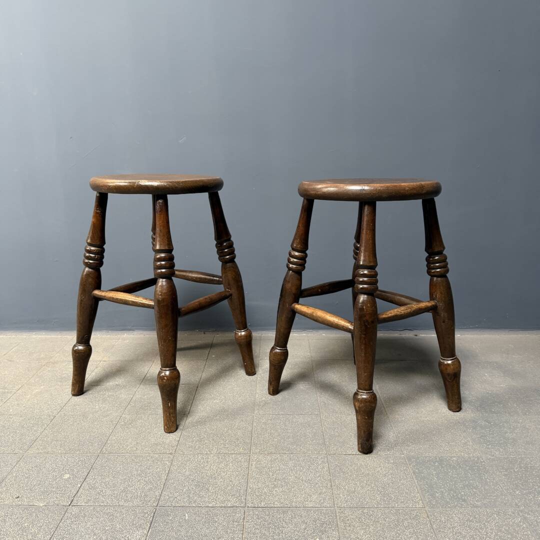 Set van twee Engelse Windsor pub krukken Set van twee Engelse Windsor pub krukken
