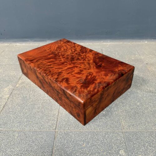 Wortelnoten houten kistje met blauw velours interieur Wortelnoten houten kistje met blauw velours interieur