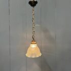 Klein formaat persglazen Holophane hanglamp met ketting en plafondkap