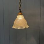 Klein formaat persglazen Holophane hanglamp met ketting en plafondkap