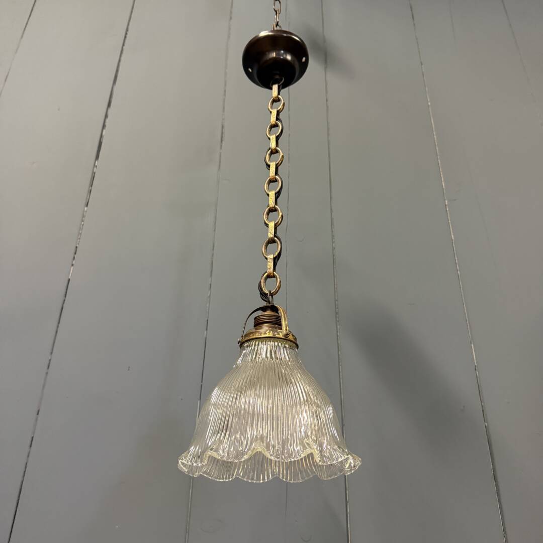 Klein formaat persglazen Holophane hanglamp met ketting en plafondkap