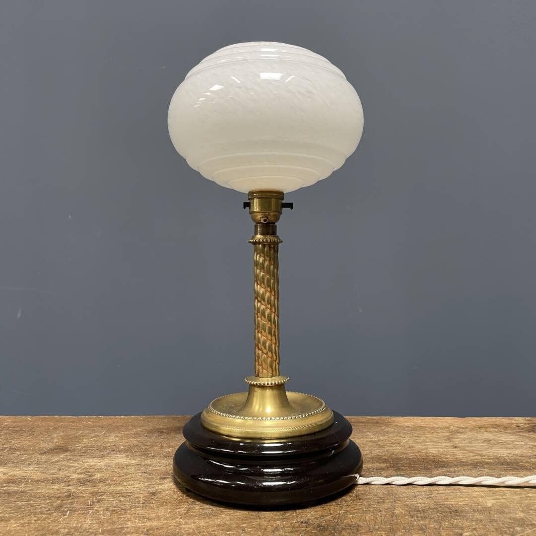 Antieke messing tafellamp met gewolkte glazen kap