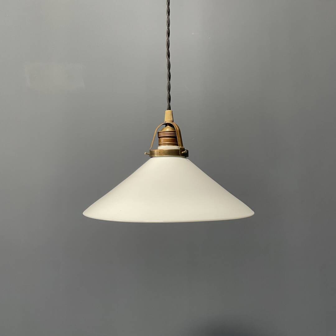 Opaline glazen hanglamp met schuine kap