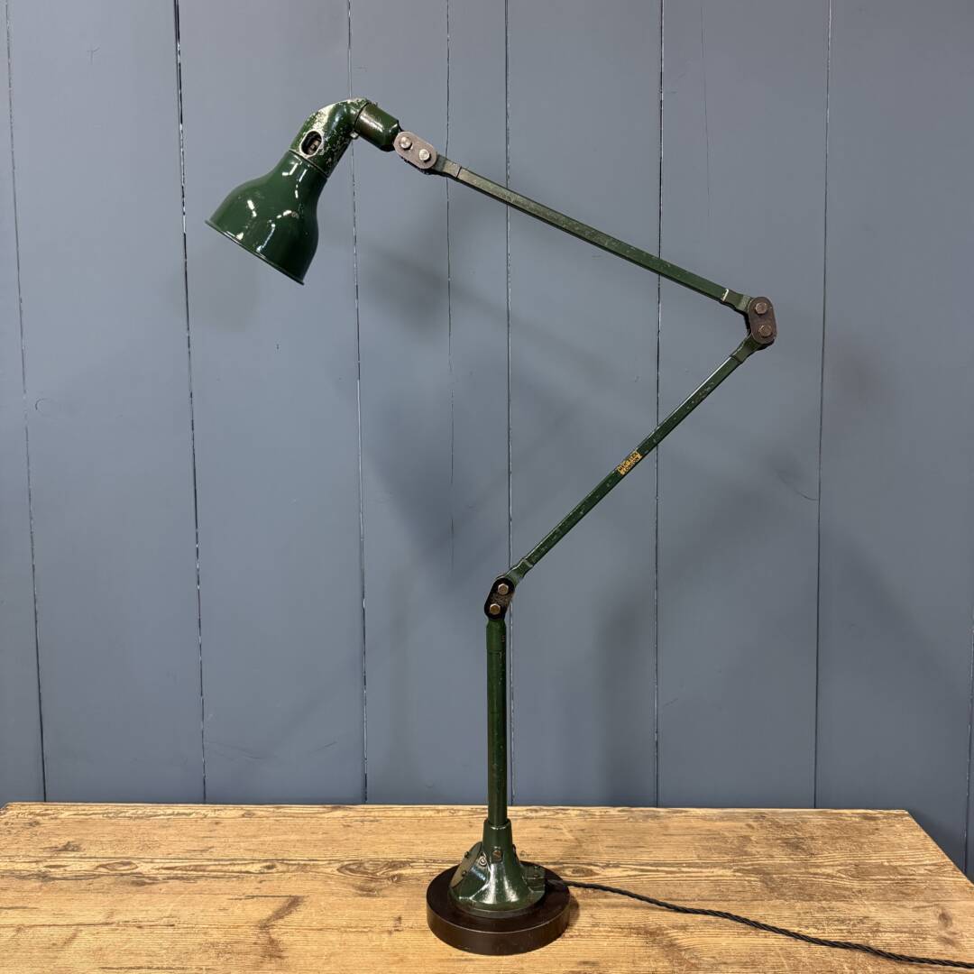 Donkergroene drie-arms Mek Elek machinelamp