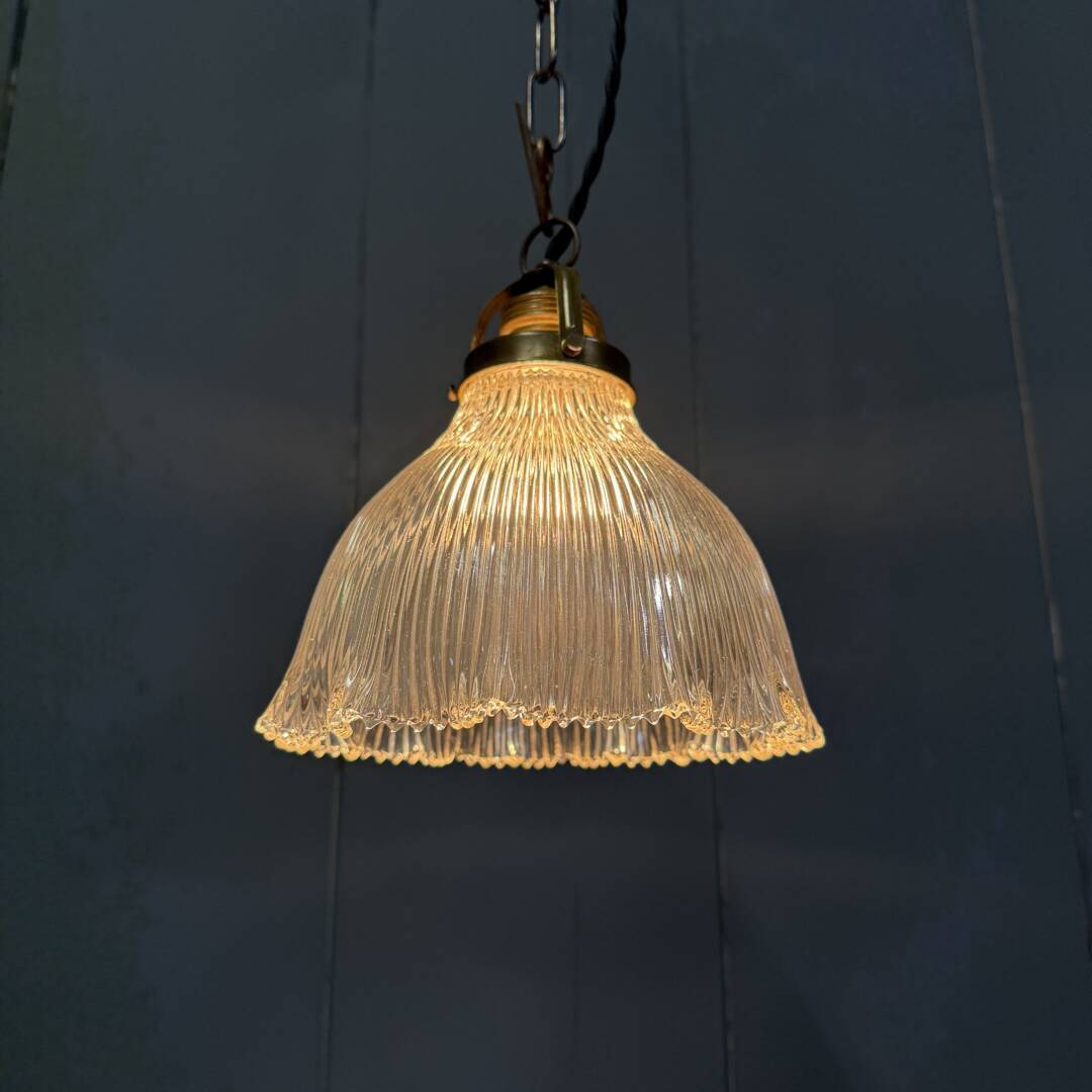 Klein formaat persglazen holophane hanglamp met messing armatuur