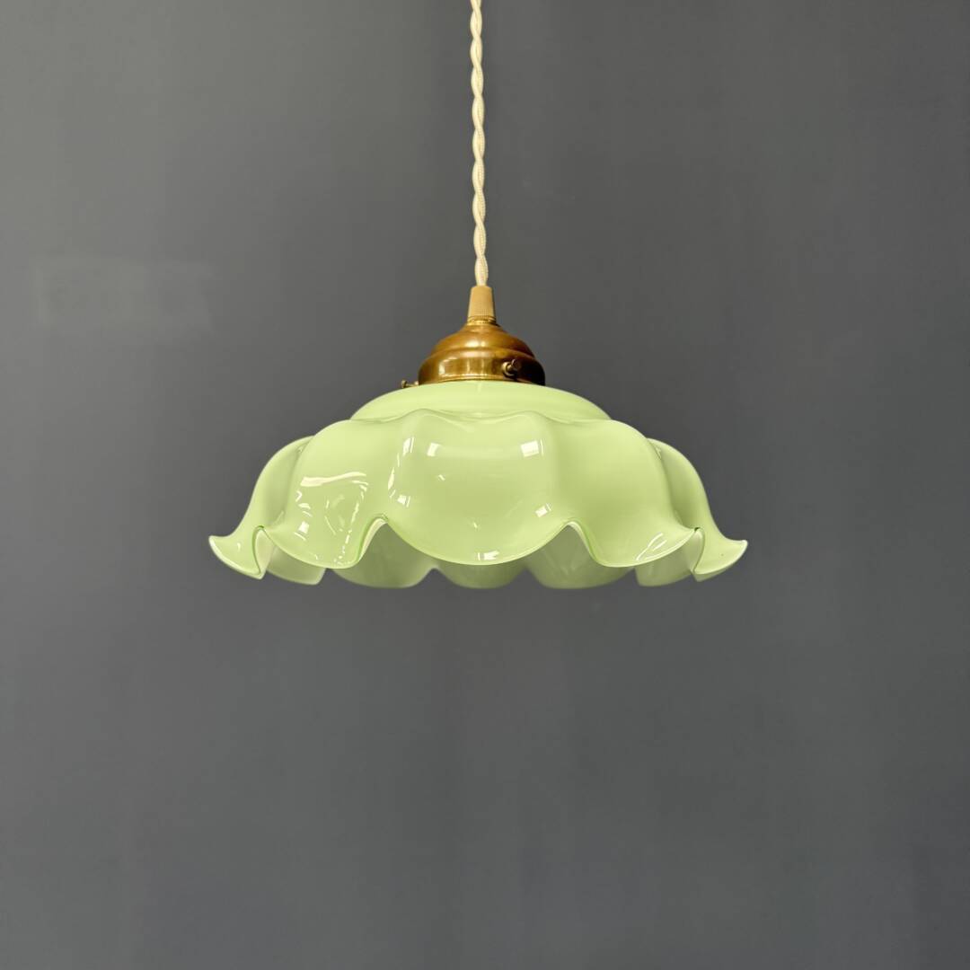 Vintage mintgroene glazen hanglamp met messing armatuur