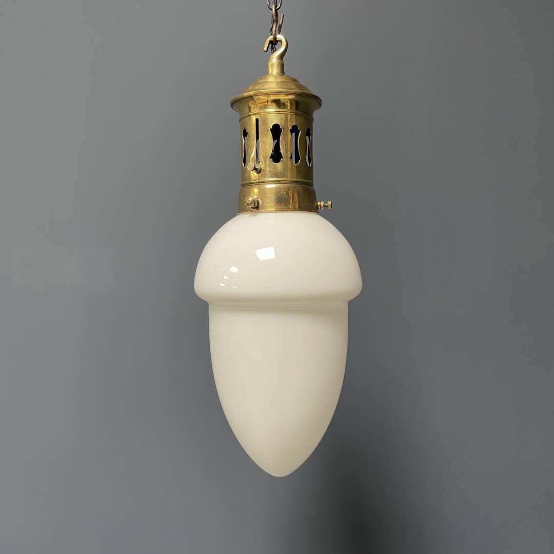 Opaline glazen hanglamp met sierlijk messing armatuur