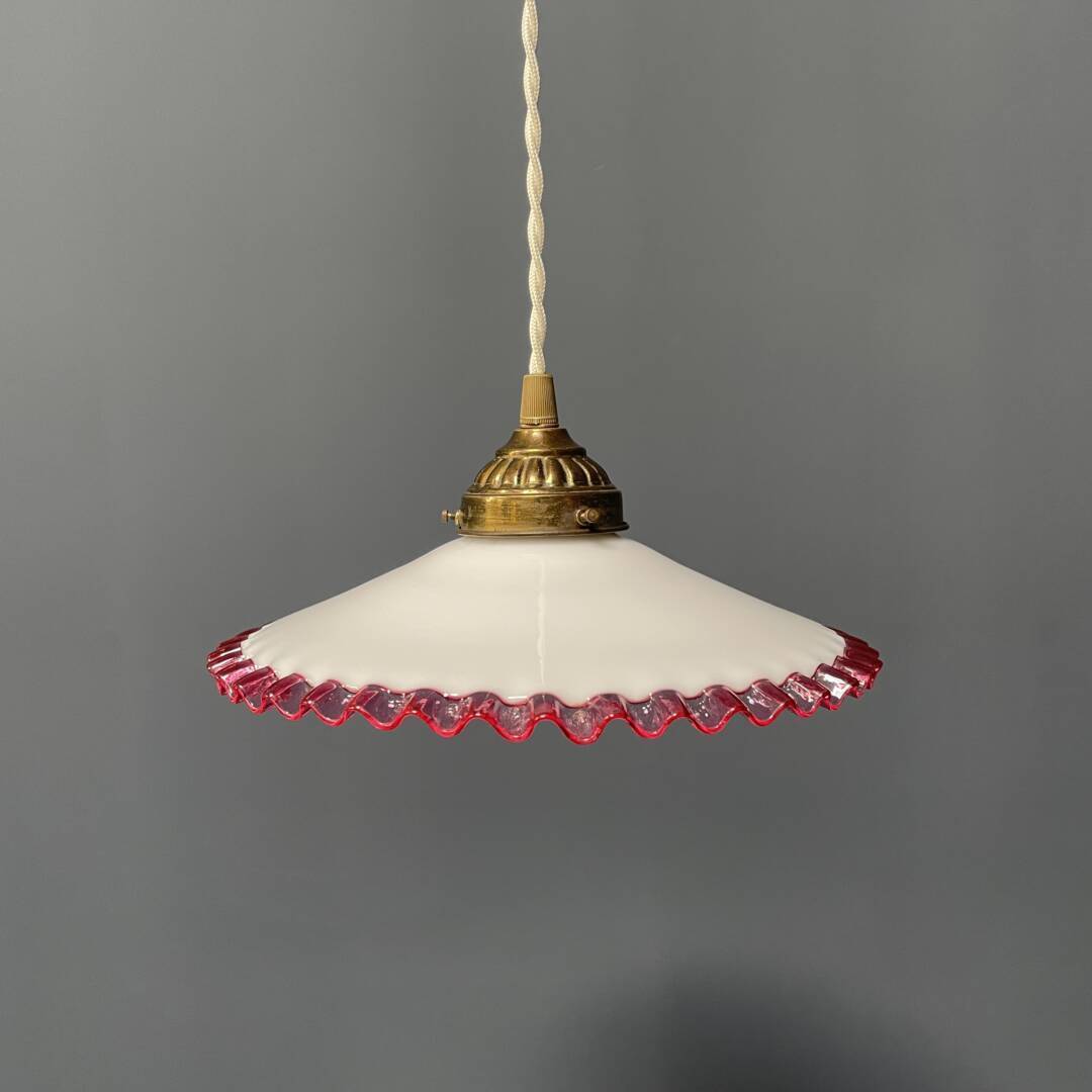 Franse witte opaline glazen hanglamp met roze kartelrand