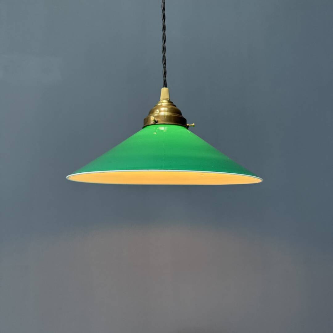 Groen glazen hanglamp met schuine kap en messing armatuur