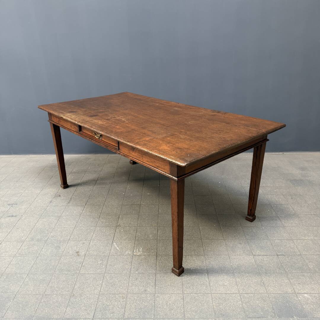 Vintage teakhouten koloniale eettafel met lade