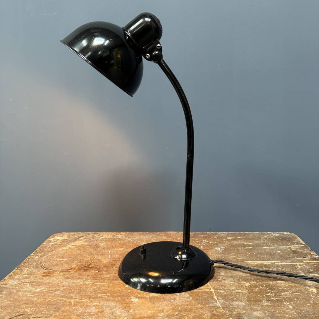 Zwarte Kaiser Idell bureaulamp model 6556