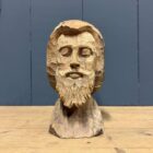 Uit hout gesneden hoofd van een man met baard