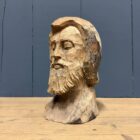 Uit hout gesneden hoofd van een man met baard