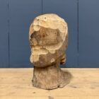 Uit hout gesneden hoofd van een man met baard