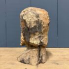 Uit hout gesneden hoofd van een man met baard