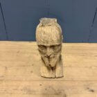Grof uit hout gesneden hoofd