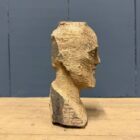 Grof uit hout gesneden hoofd