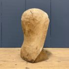 Uit hout gesneden hoofd of buste van een non