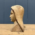 Uit hout gesneden hoofd of buste van een non