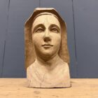 Uit hout gesneden hoofd of buste van een non