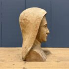 Uit hout gesneden hoofd of buste van een non