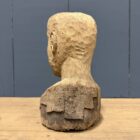 Uit hout gesneden hoofd of buste