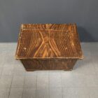 Volkskunst kist met streep motief