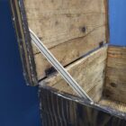 Volkskunst kist met streep motief