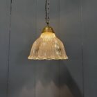 Middelgrote Asteroid persglazen Holophane hanglamp met messing armatuur