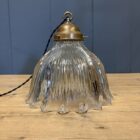 Middelgrote Asteroid persglazen Holophane hanglamp met messing armatuur