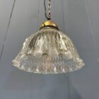 Middelgrote Asteroid persglazen Holophane hanglamp met messing armatuur