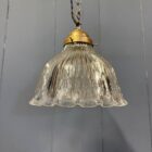 Middelgrote Asteroid persglazen Holophane hanglamp met messing armatuur