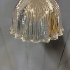 Middelgrote Asteroid persglazen Holophane hanglamp met messing armatuur