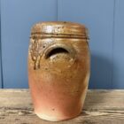 Antieke aardewerk pot met deksel