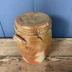 Antieke aardewerk pot met deksel