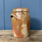 Antieke aardewerk pot met deksel