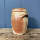 Antieke aardewerk pot met deksel