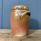 Antieke aardewerk pot met deksel