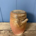 Antieke aardewerk pot met deksel