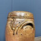 Antieke aardewerk pot met deksel