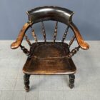 Donkerbruine antieke Engelse captain chair