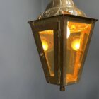 Hoekige messing lantaarn hanglamp met geel glas