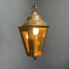 Hoekige messing lantaarn hanglamp met geel glas