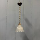 Klein formaat persglazen Holophane hanglamp met ketting en plafondkap