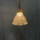 Klein formaat persglazen Holophane hanglamp met ketting en plafondkap
