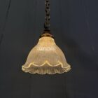 Klein formaat persglazen Holophane hanglamp met ketting en plafondkap