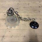 Klein formaat persglazen Holophane hanglamp met ketting en plafondkap