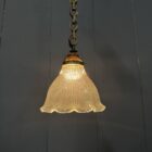 Klein formaat persglazen Holophane hanglamp met ketting en plafondkap