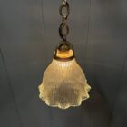 Klein formaat persglazen Holophane hanglamp met ketting en plafondkap