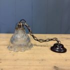 Klein formaat persglazen Holophane hanglamp met ketting en plafondkap